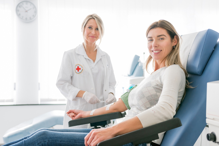 Ärztin und Patientin beim Blutspenden