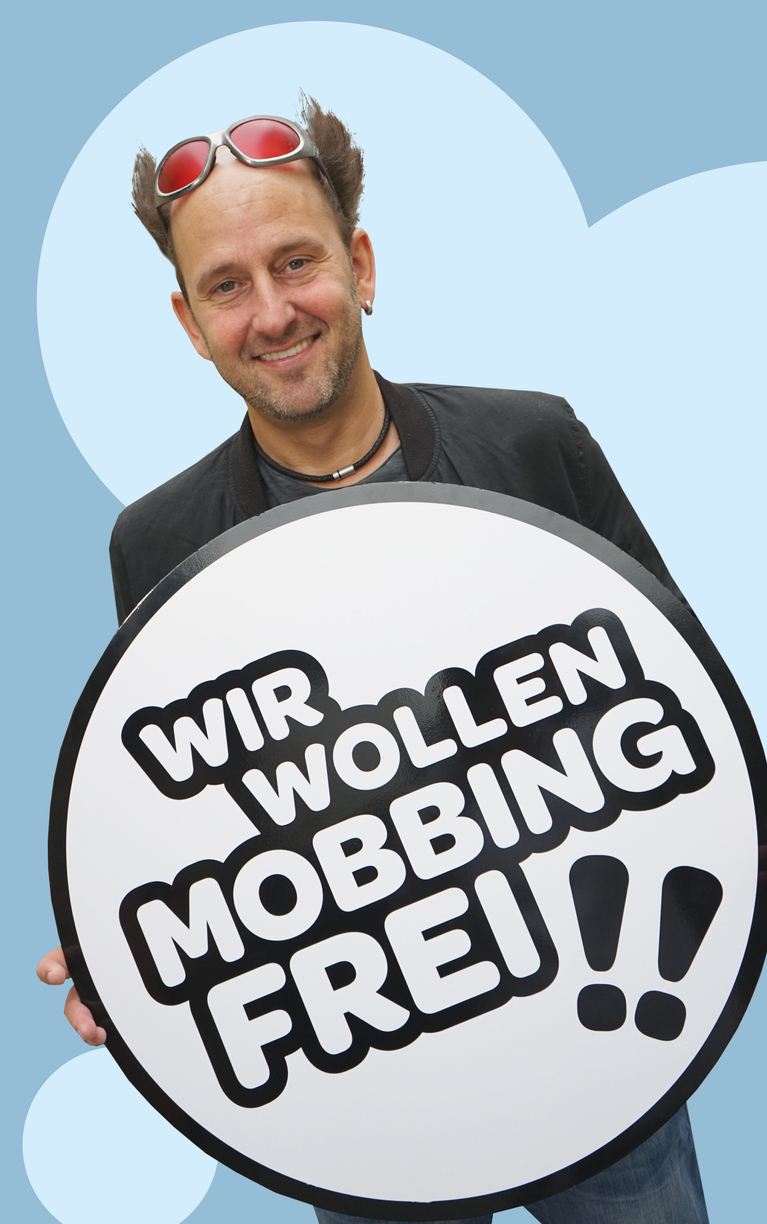 Tom Lehel mit Schild "Wir wollen mobbingfrei"