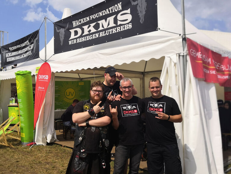 Wacken Open Air, potenzielle Spender vor dem Stand der DKMS