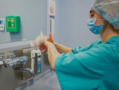Chirurgin wäscht ihre Hände