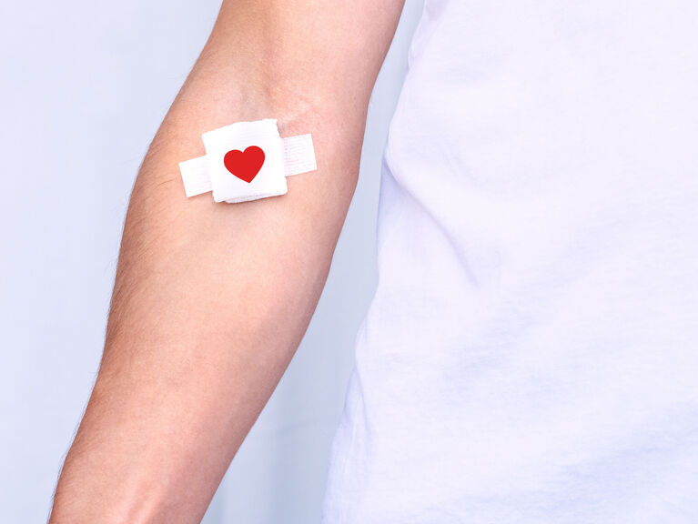 Arm mit Herzpflaster Arm mit Herzpflaster