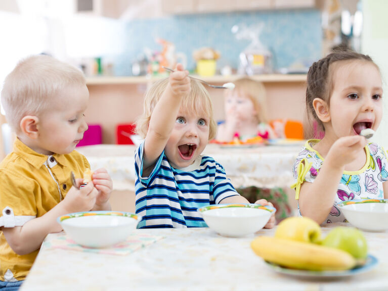 Essende Kleinkinder