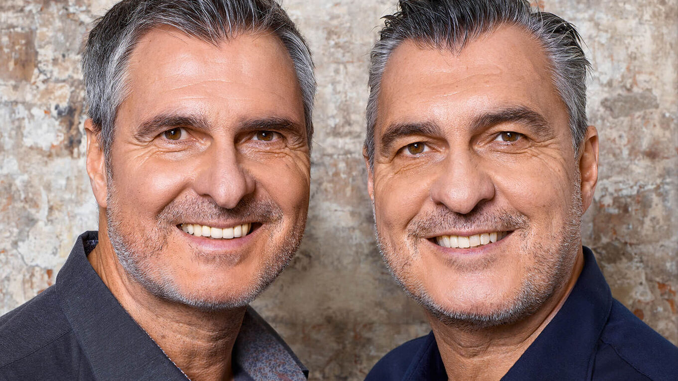 Profilbild der lächelnden Roth-Zwillinge nebeneinander