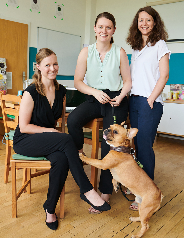 Sabrina Jaap, Katrin Figueroa und Ina Henkel mit Hund