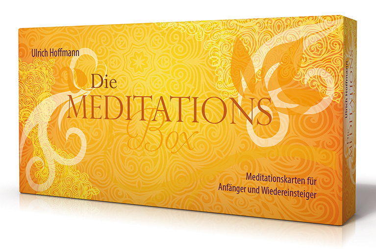 Dreidimensional abgebildete Verpackung der Meditationsbox (orange), rechteckig, auf langer Kante im Querformat stehend