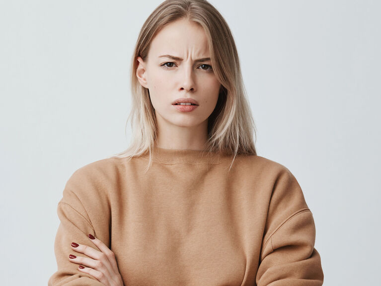 Skeptisch schauende Frau Skeptisch schauende Frau