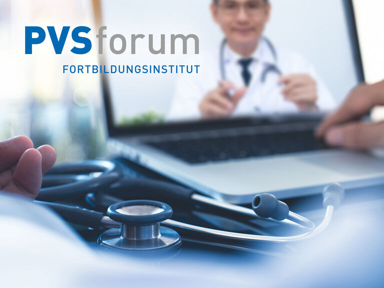 Logo PVS forum - Fortbildungsinstitut auf Foto von Händen, die ein Laptop mit sprechendem Arzt auf dem Screen bedienen, vor dem Laptop liegt ein Stethoskop