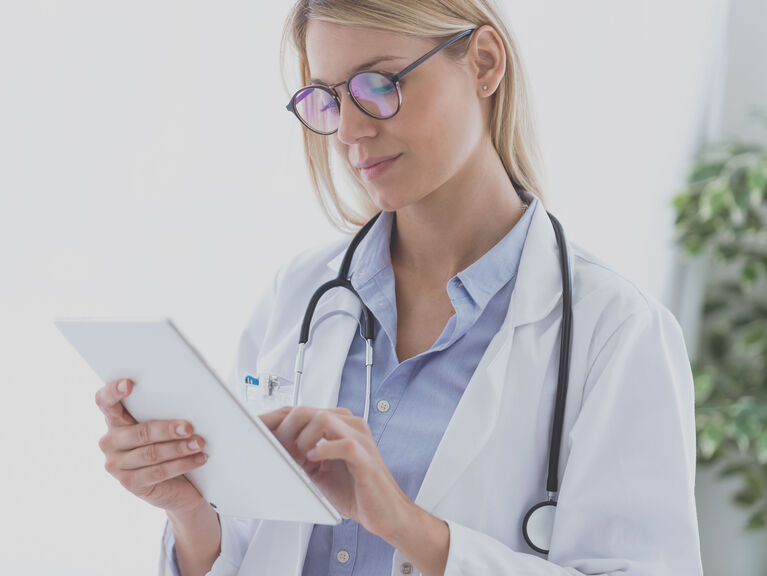 Ärztin mit Tablet Ärztin mit Tablet