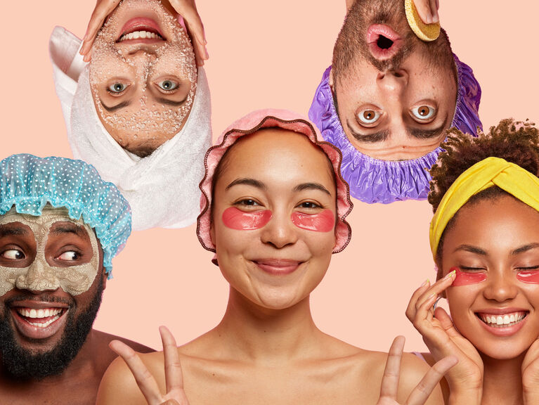 Fünf Protraits verschiedener Geschlechter und Etnien bei der Hautpflege