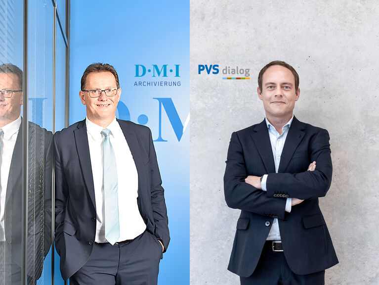 Zweigeteiltes Bild, ein Mann steht lächelnd vor blauem Hintergrund, ein anderer vor grauer Betonwand. Logos "PVS holding" und "DMI" sind abgebildet