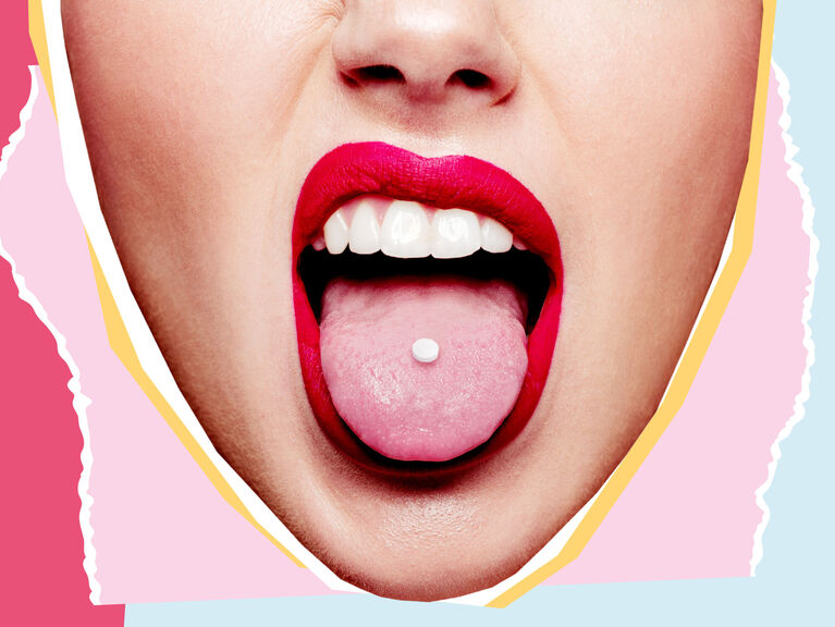 Detailansicht eines Frauengesichtes mit offenem, rotbemaltem Mund und herausgestreckter Zuge, auf der sich eine Pille befindet