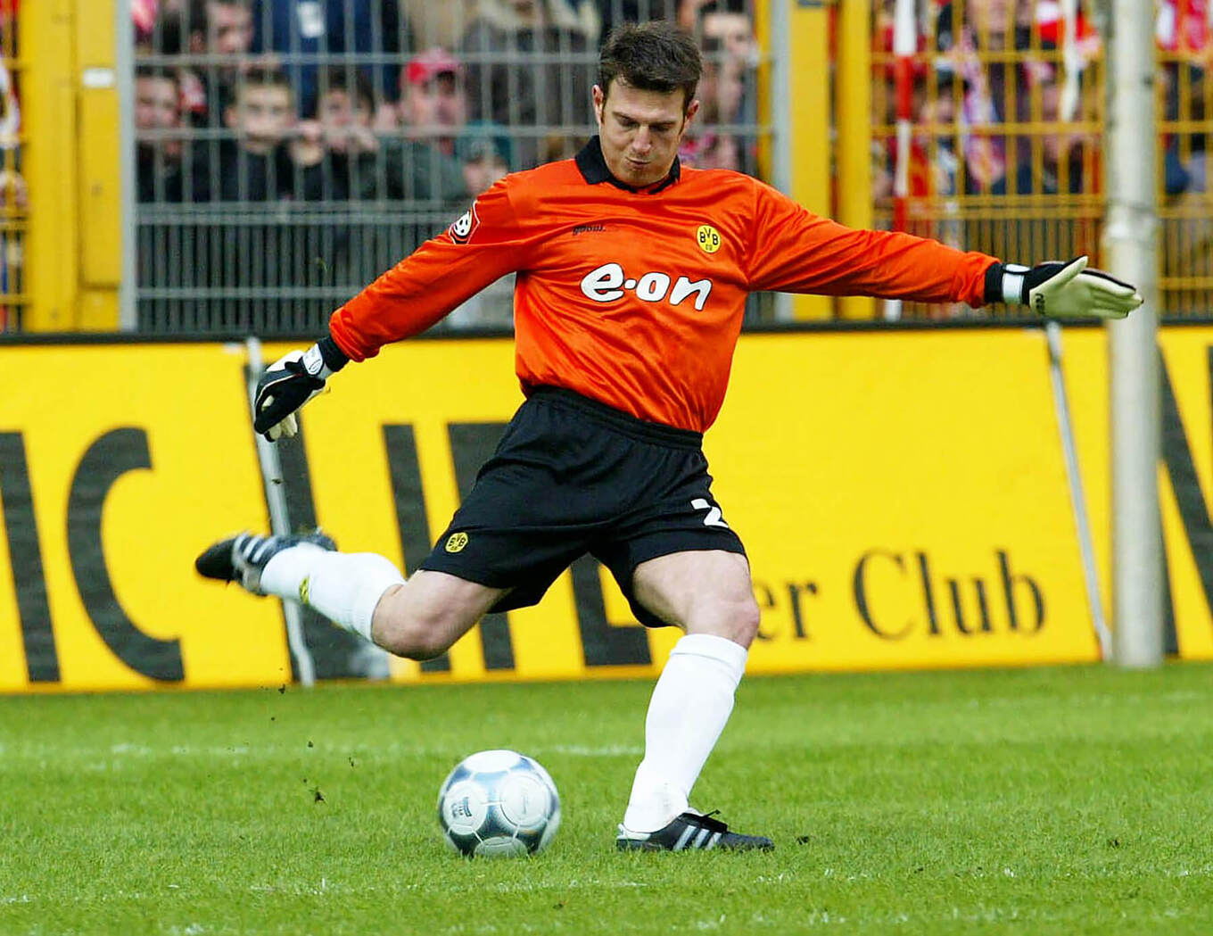 Phillip Laux - im Tor, in Torwartmontur, im Stadion - ist in Begriff, in einen Fußball zu treten