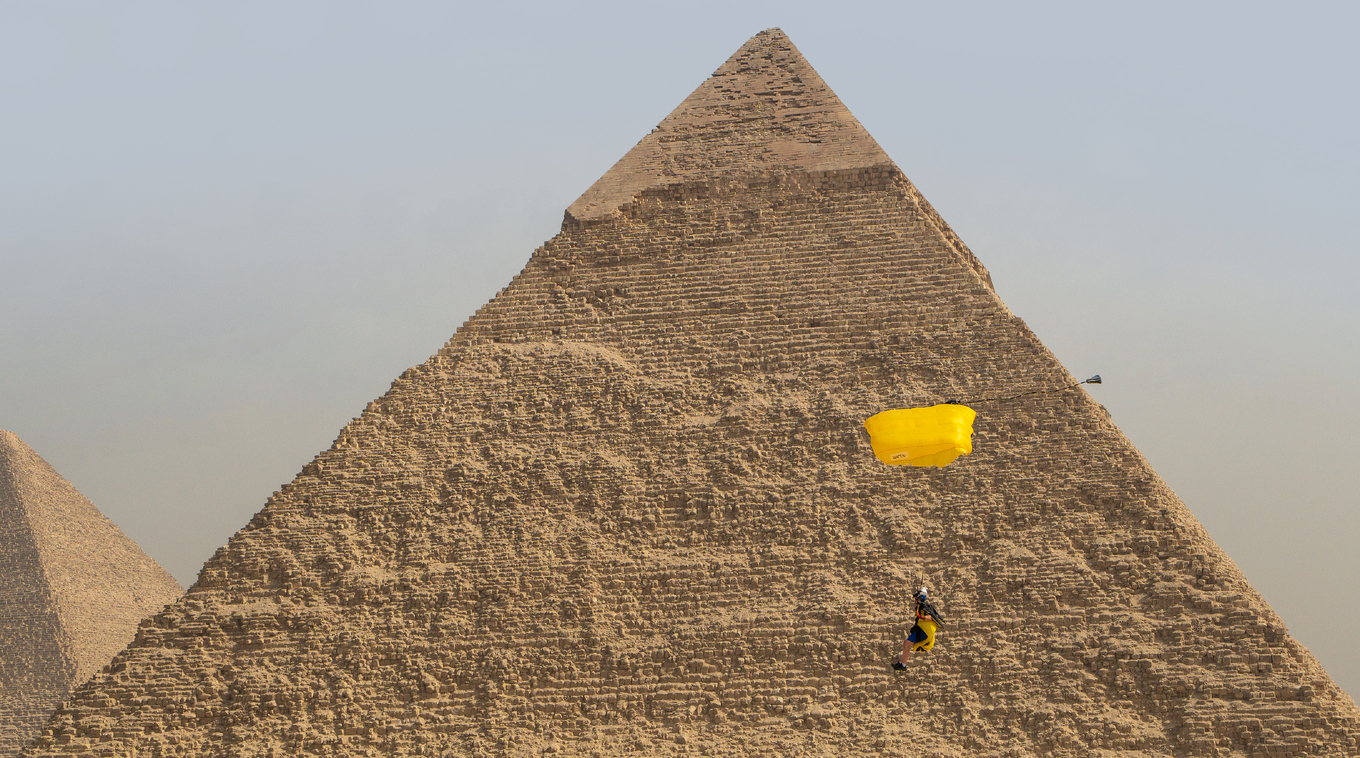 Fallschirmspringer vor Pyramide
